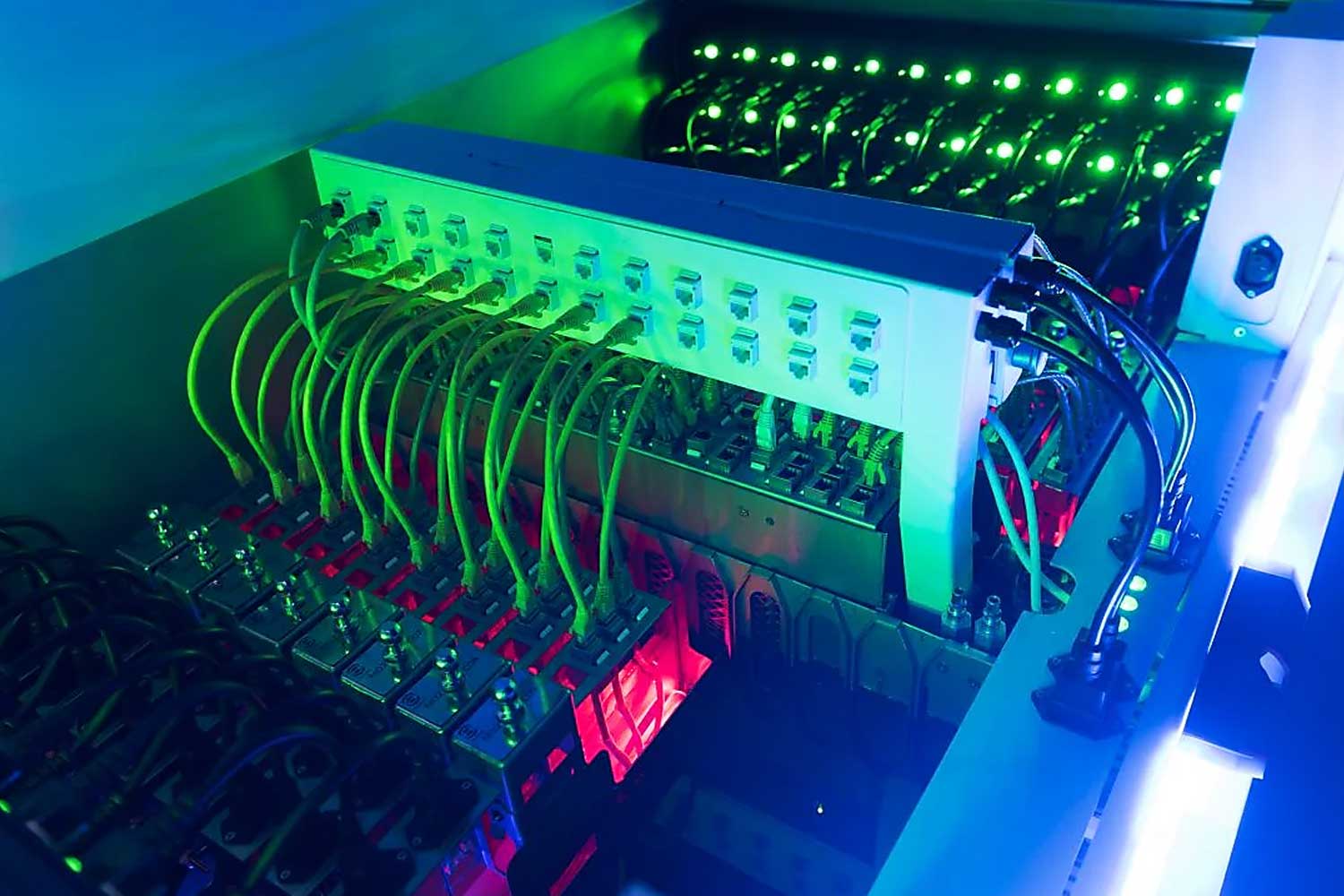 Sistema de servidores sumergidos en fluido dielectrico Shell para enfriamiento por inmersion de alto rendimiento