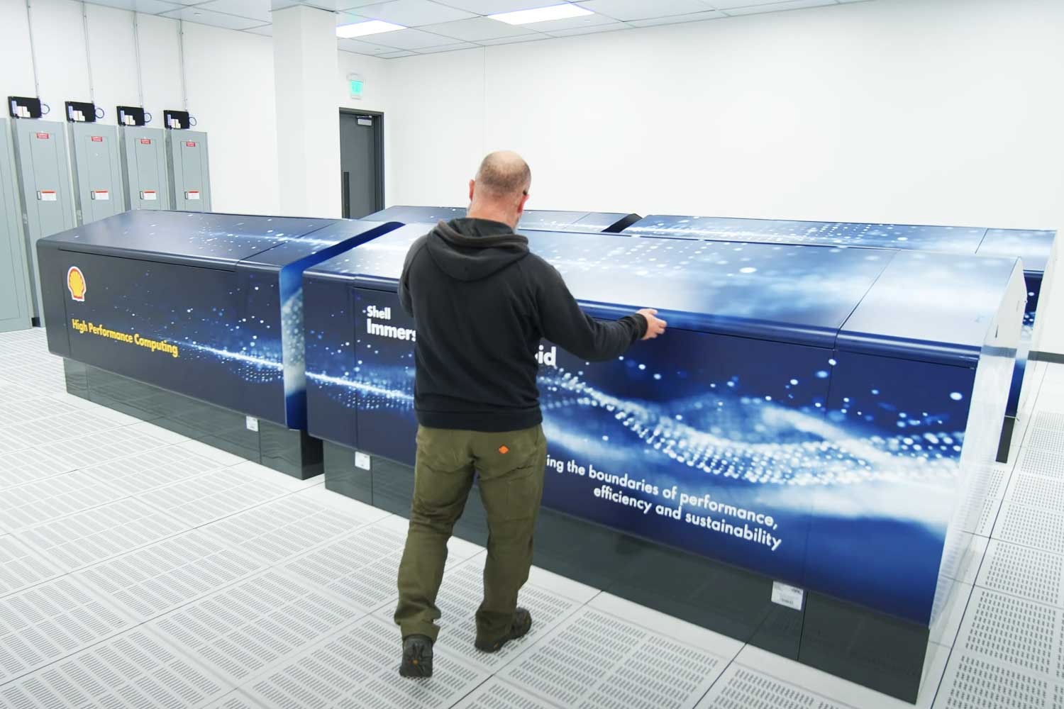 Tecnico especializado revisando una unidad de refrigeracion por inmersion de Shell para computacion de alto rendimiento