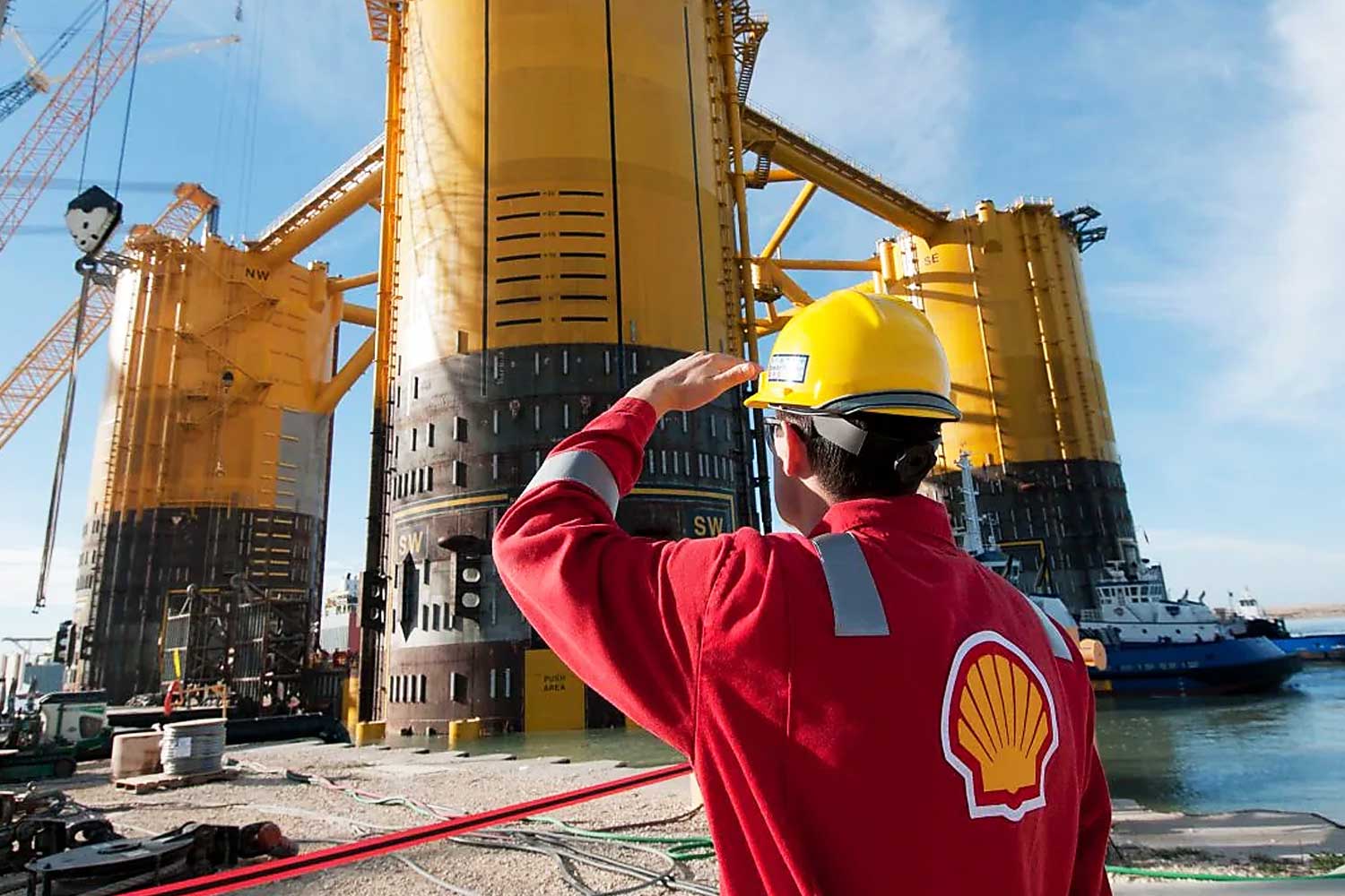 Trabajador de Shell inspeccionando una plataforma offshore en construccion en la costa