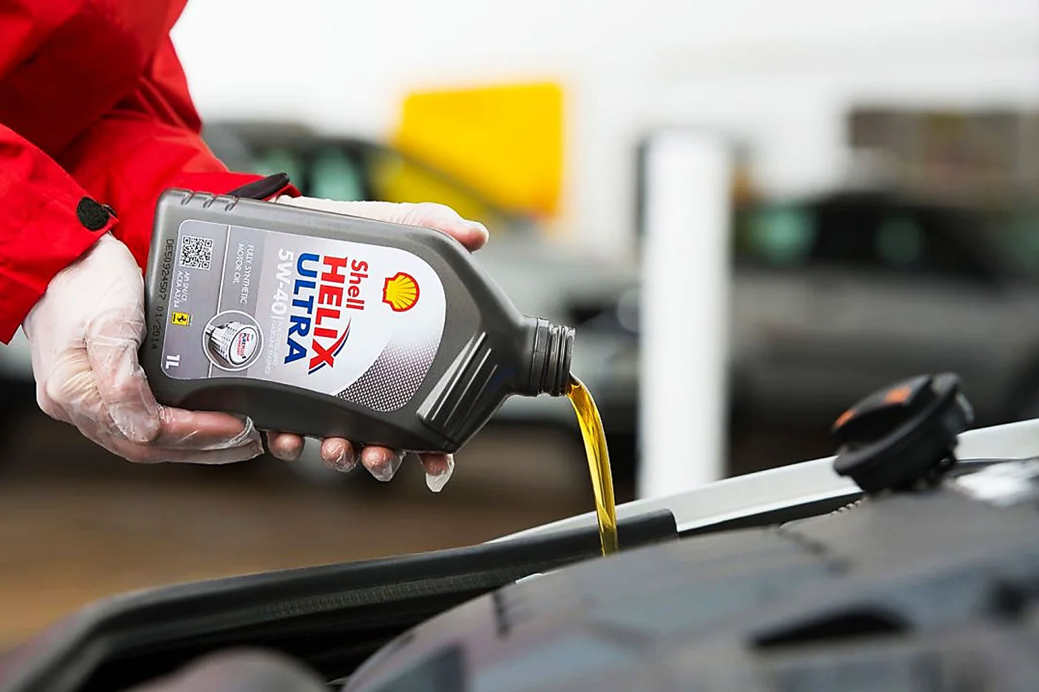 Vertido de aceite Shell Helix Ultra 5W 40 en un motor asegurando proteccion y rendimiento optimo