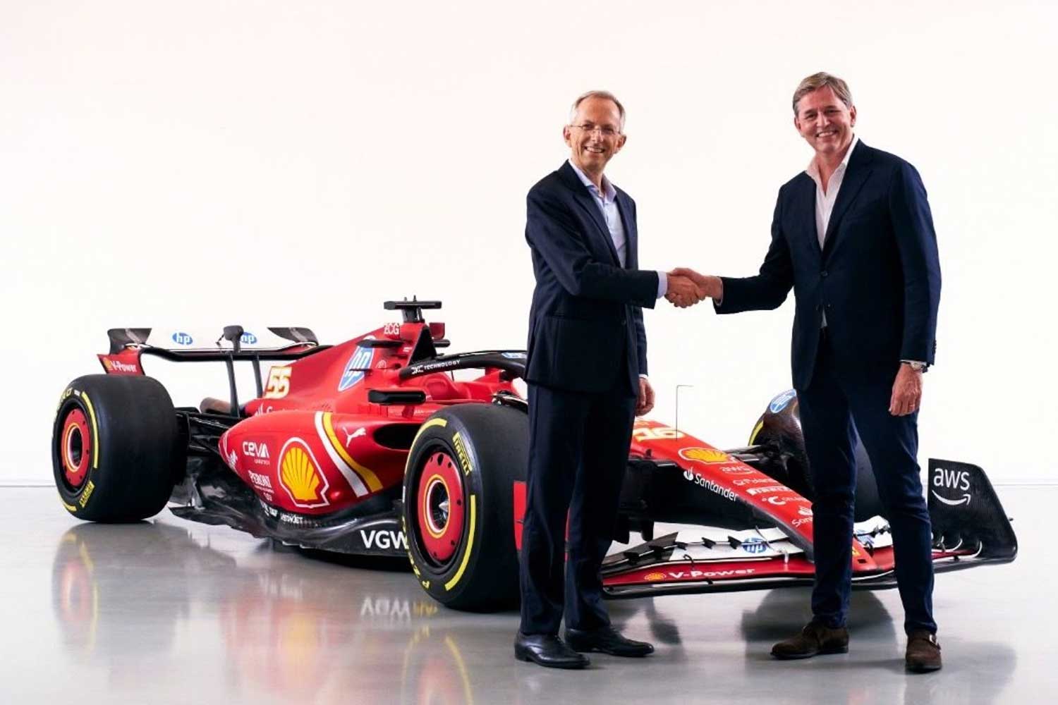 Directivos de Shell y Ferrari estrechando manos frente a un monoplaza de Formula 1 simbolizando la alianza de 75 anos en innovacion y competicion