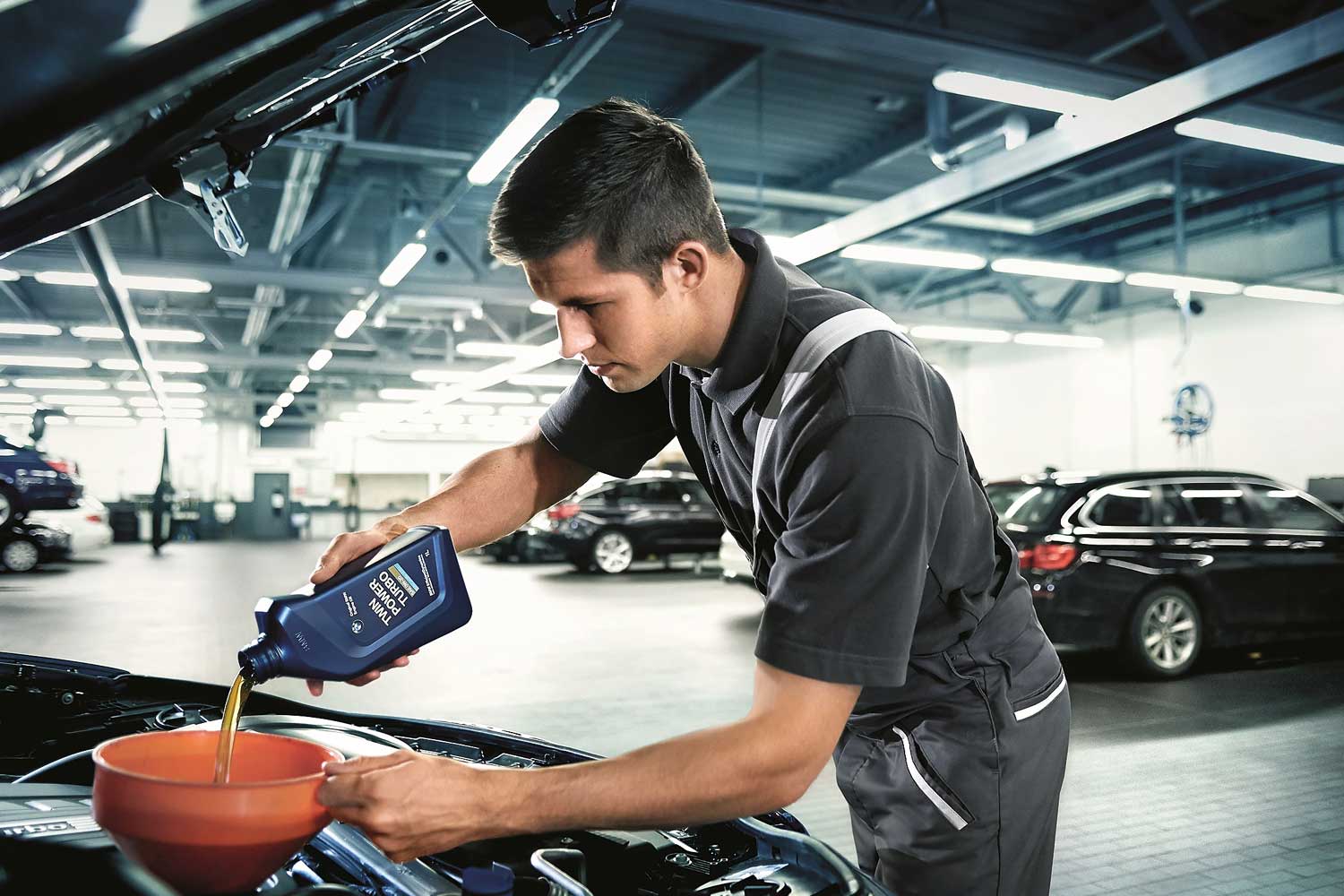 Tecnico automotriz vertiendo aceite BMW TwinPower Turbo desarrollado en colaboracion con Shell