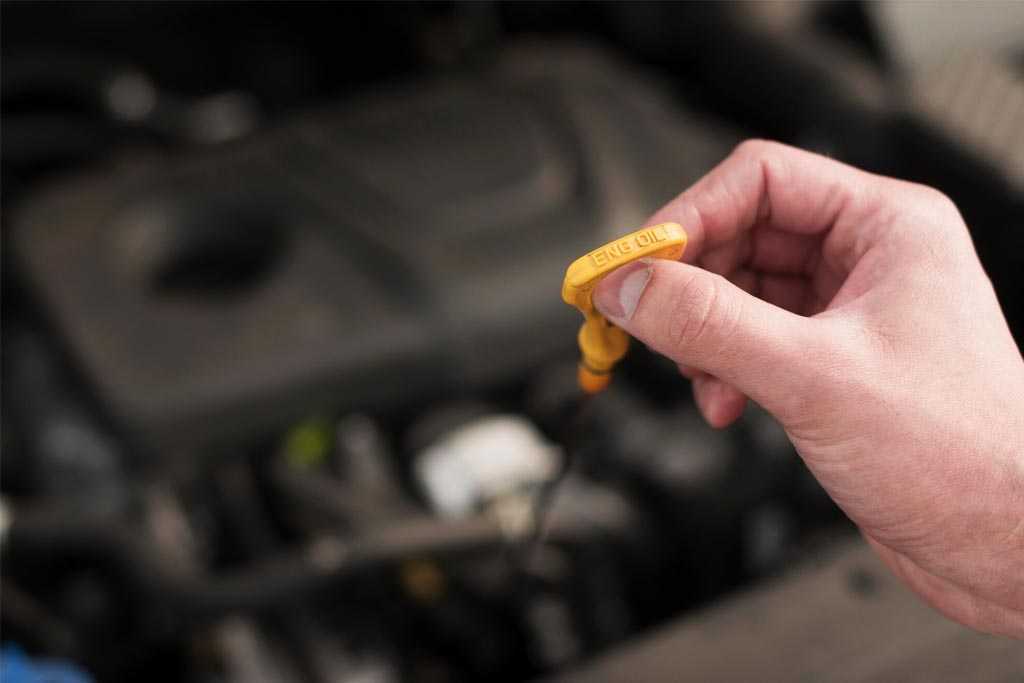 Control de nivel de aceite de motor, esencial para la protección y el rendimiento óptimo con lubricantes Shell