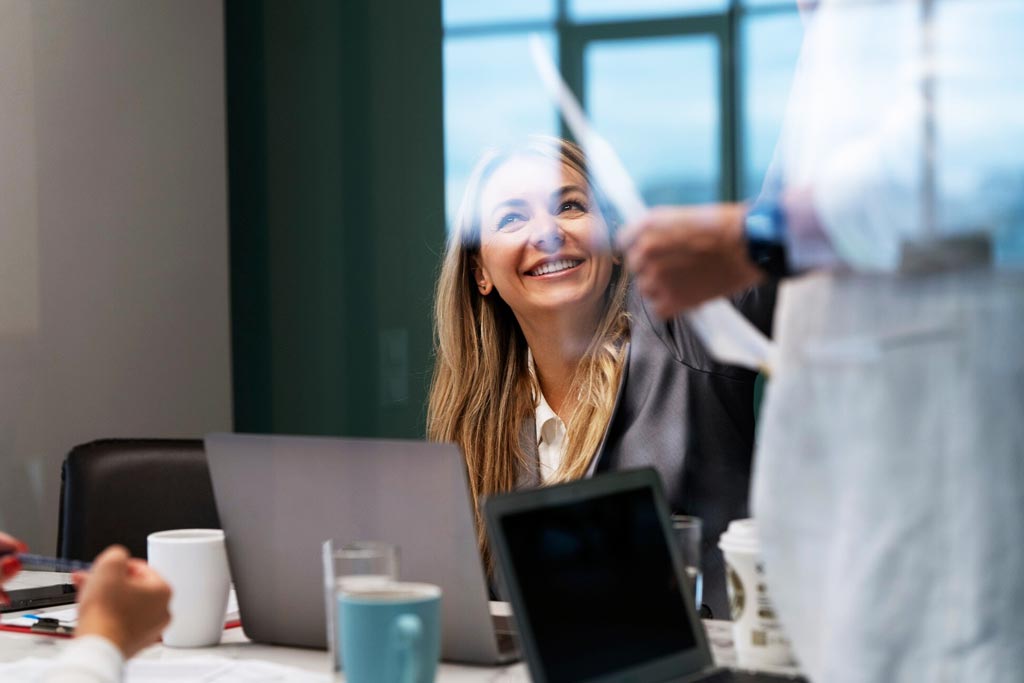 Profesional en reunión de equipo, representando compromiso y colaboración en Shell Lubricants Paraguay