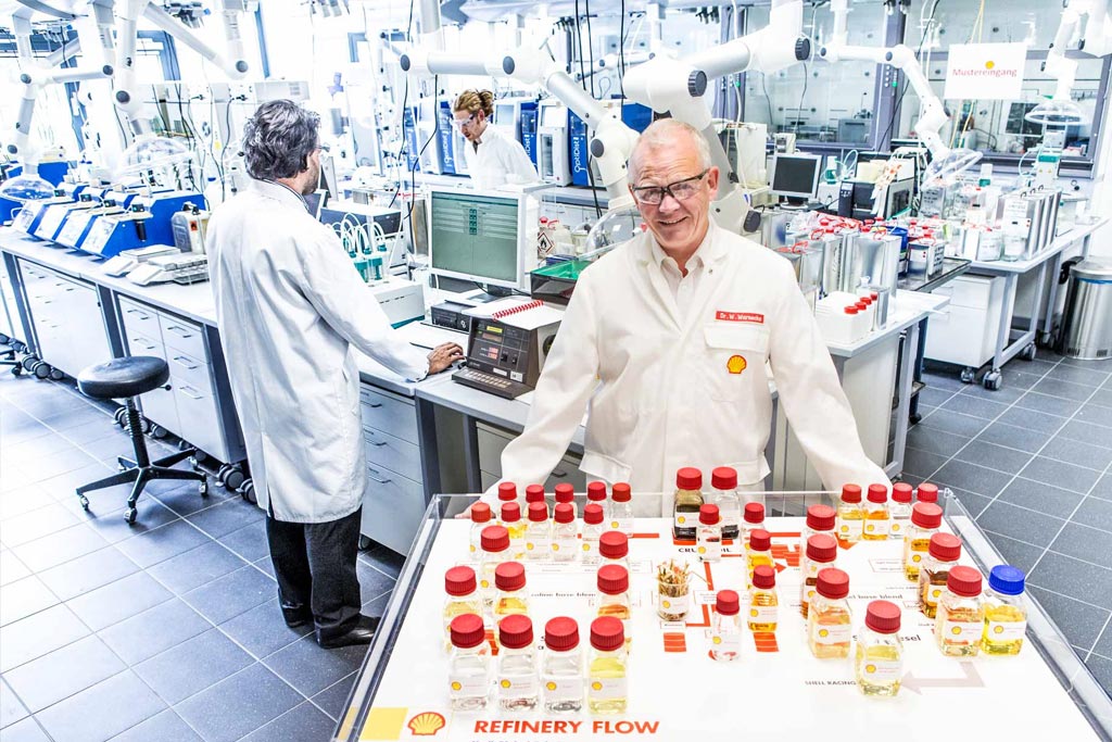 Laboratorio de Shell Lubricants con científicos trabajando en desarrollo y análisis de lubricantes avanzados