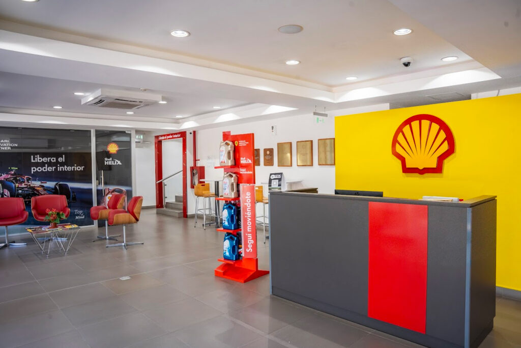 Recepción de la sede de Condor S.A.C.I. en Asunción, destacando el branding de Shell Lubricants y área de atención al cliente